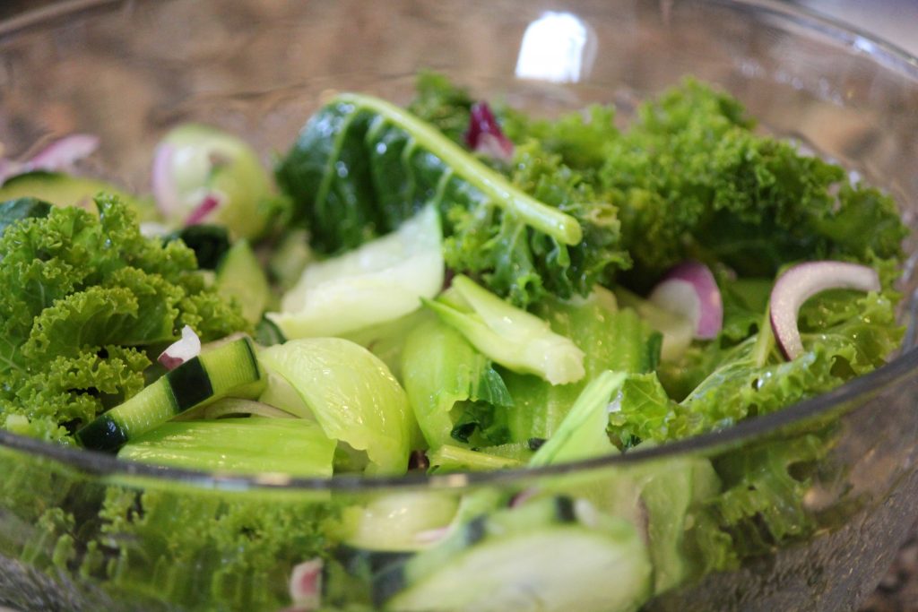 Salada de couve galega com pickles de pepino