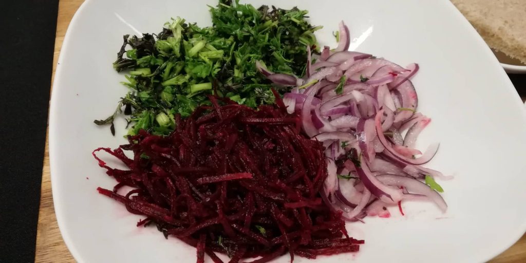 Salada pikelada de mizuna, cebola roxa e beterraba - Mil Grãos